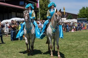 zwei Barockreiterinnen in Kostümen