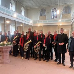 Posaunenchor mit Bürgermeister und Pfarrer