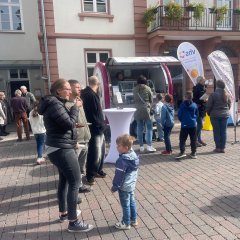 Festbesucher und Festbesucherinnen