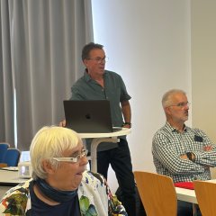 Redner im Generationencafé