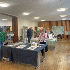 Blick in die Kunstausstellung mit Besuchern und Besucherinnen