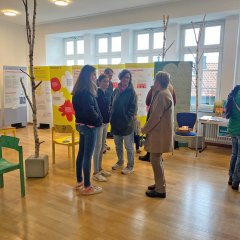 Blick in einen Ausstellungsraum mit Besuchern und Besucherinnen