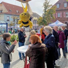 Stehtische mit Besuchern und Besucherinnen im Außenbereich